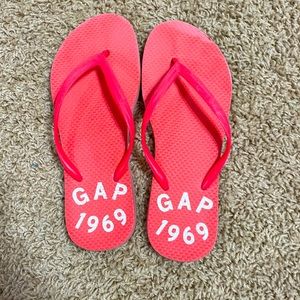 Gap 1969 flip flops